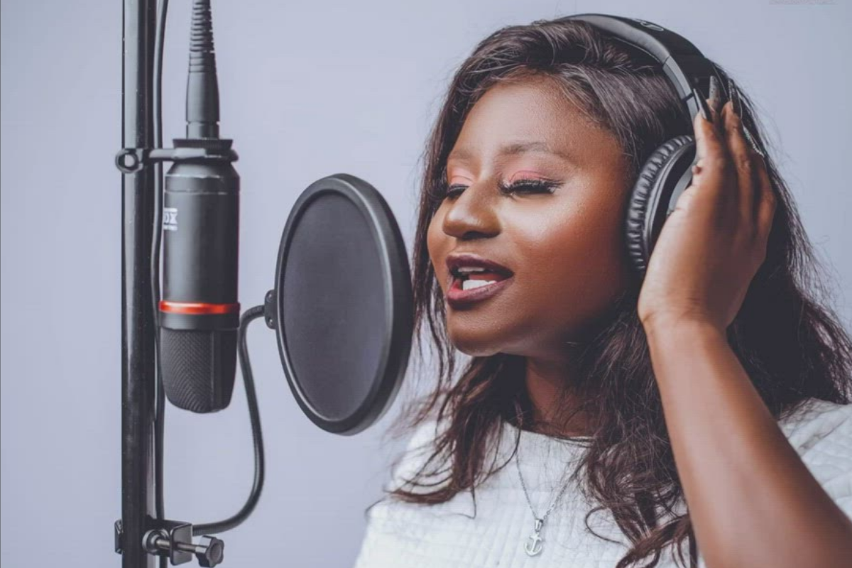 Serah Johnson at microphone for Iyanu